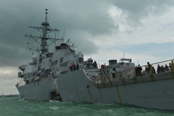 Получивший пробоину эсминец США дошел до базы ВМС - фото и видео