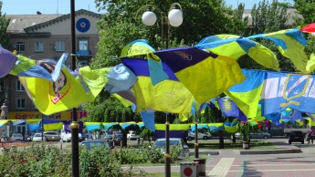 В Мелитополе развернули километровую связку сине-желтых флагов (фото)