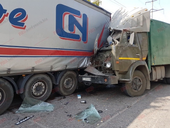 Два грузовика столкнулись в Бердянске  (видео)