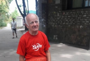 Фотофакт: по Запорожью разгуливает мужчина в одежде с коммунистической символикой