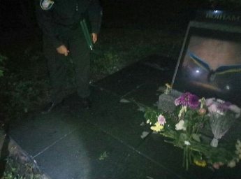 Памятник воинам АТО в Киеве облили краской и пытались взорвать