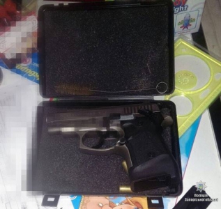 В Кирилловке в баре полиция обнаружила наркотики и оружие (фото)