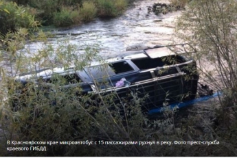 В России автобус с пассажирами упал в реку: опубликовано видео