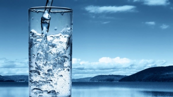 Пить больше воды: кардиологи развенчали популярный миф