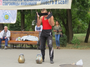 Самый сильный ребенок Украины жонглировал гирями с завязанными глазами (видео)