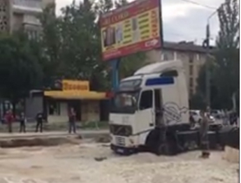 Лихач на грузовике Вольво попал в котлован с песком (видео)