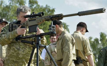 СМИ: Порошенко сам покупает оружие и передает его армии (фото)
