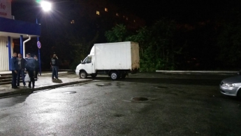 В Запорожье молодые люди на парковке заблокировали движение пьяного водителя