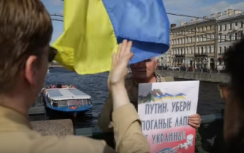 В сети показали, как россияне реагируют на флаг Украины (видео)