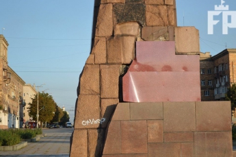 Фотофакт: постамент от Ленина залатали линолеумом
