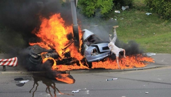 Выпрыгнул из взорвавшегося авто: в сети показали шокирующие кадры спасения водителя в Киеве (фото, видео)