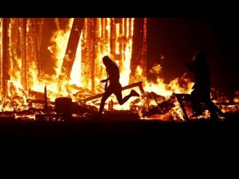 Суицид на фестивале: мужчина забежал в огонь и сгорел - видео