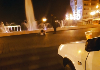 На площади Победы "застукали" пару влюбленных, которые слишком увлеклись (фото)