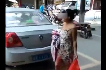 В Китае женщина родила на улице и пошла дальше (18+)