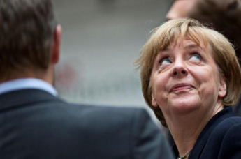 Попали в бедро: выступление Меркель закончилось плачевно (фото)
