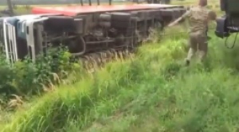 Военные помогли достать грузовик, слетевший в кювет (Видео)