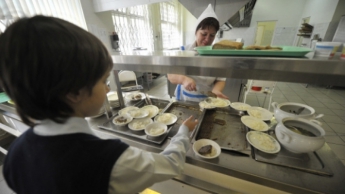Как "в карцере" – родители жалуются на скудные обеды в школах