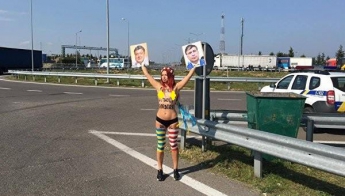 Встречать Саакашвили пришла участница Femen: устроила голую акцию и бросилась бежать через границу