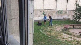 В Киеве возле корпуса КПИ парень перерезал себе горло