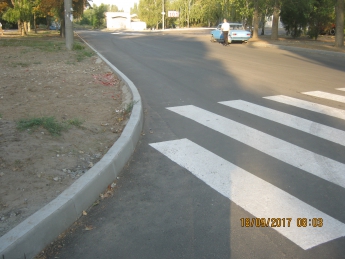 Полосу препятствий на новом тротуаре сделали жителям окрестных домов (фото)