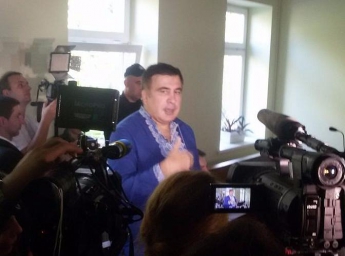 Саакашвили забросали яйцами перед судом по делу о «прорыве» (фото)