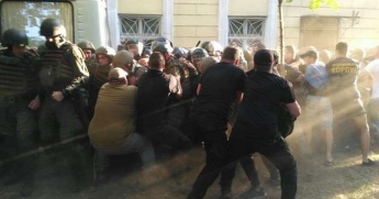 «Эвакуировали» консула РФ: в Одессе беспорядки, происходят стычки с полицией