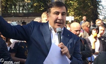 Саакашвили появился под Администрацией президента в Киеве: фото