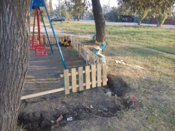 Забор вокруг новой детской площадки в частном секторе сломали (фото)