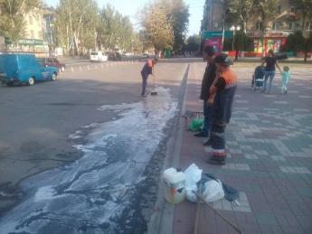 В Мелитополе коммунальщики чистят площадь моющими средствами (видео)