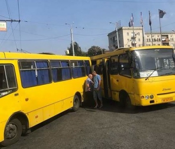 Фотофакт: в Запорожье на остановке столкнулись два автобуса (фото)