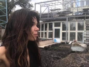 Відома співачка показала, як у її будинок вдарила блискавка (фото)