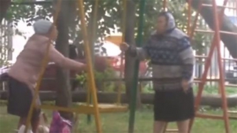 Российские пенсионерки устроили жесткую битву из-за качелей (видео)