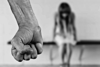 На Ивано-Франковщине посреди улицы изнасиловали 11-летнюю девочку