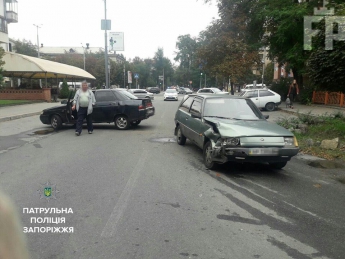 В Запорожье столкнулись две легковушки – пострадала пассажирка (фото)
