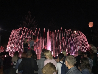 Самой популярной фотозоной  на празднике стал фонтан с подсветкой (видео)