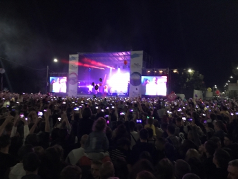 Такого еще не было – 30 тысяч горожан пришли в центр города, чтобы послушать Потапа и его группу «Мозги» (фото, видео)