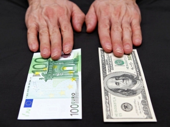 Курс доллара и евро взлетел после выходных