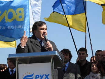 Под окнами Гройсмана «скорые» и Саакашвили: что происходит