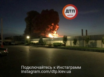 Людей просили закрыть окна: под Киевом произошел мощный пожар на заводе (фото, видео)