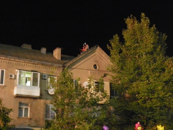 Чтобы увидеть Потапа и группу "МОЗГИ", люди взобрались на крышу (фото)
