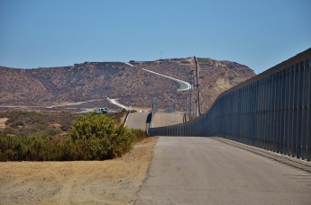 В США начали строить прототип стены на границе с Мексикой