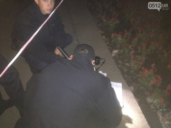 В центре Николаева молодой парень выстрелил себе в голову из травмата (ФОТО 18+)