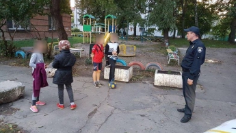 Дети в Хмельницком "сдали" полиции пенсионерку, которая мешала им играть