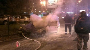 Опасное ДТП в Киеве: водитель выпрыгнул из пылающего автомобиля