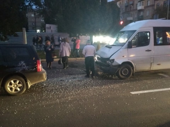 В Запорожье из-за неадекватного водителя разбилась маршрутка (ФОТО)