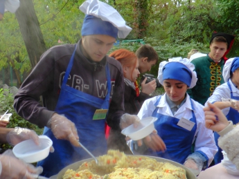 В День защитника Отечества всех гостей парка накормили кулешом (фото)