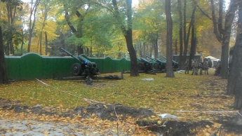 В центре Киева появилась готовая к бою артиллерия и военная техника, тревога нарастает (фото)