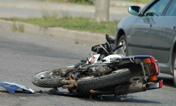 В Запорожье на Набережной пробка: автомобиль сбил мотоциклиста, - ВИДЕО