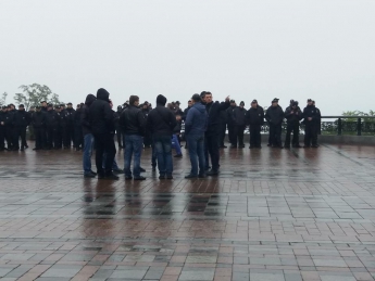 Протестующих у стен Верховной Рады  испугали залпы из пушек