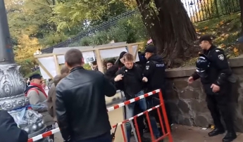 Митингующие под возгласы «му*ак» забросали яйцами депутата Гончаренко (видео)